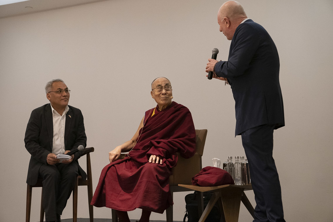 Nhà từ thiện người Mỹ Bobby Sager giới thiệu Thánh Đức Đạt Lai Lạt Ma vào lúc bắt đầu cuộc gặp gỡ với các nhà Lãnh đạo Thanh niên Toàn cầu ở New Delhi, Ấn Độ vào 7 tháng 4, 2019. Ảnh của Tenzin Choejor