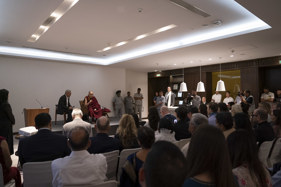 Thánh Đức Đạt Lai Lạt Ma phát biểu trước các thành viên của Giới lãnh đạo Thanh niên Toàn cầu tại New Delhi, Ấn Độ vào 7 tháng 4, 2019. Ảnh của Tenzin Choejor