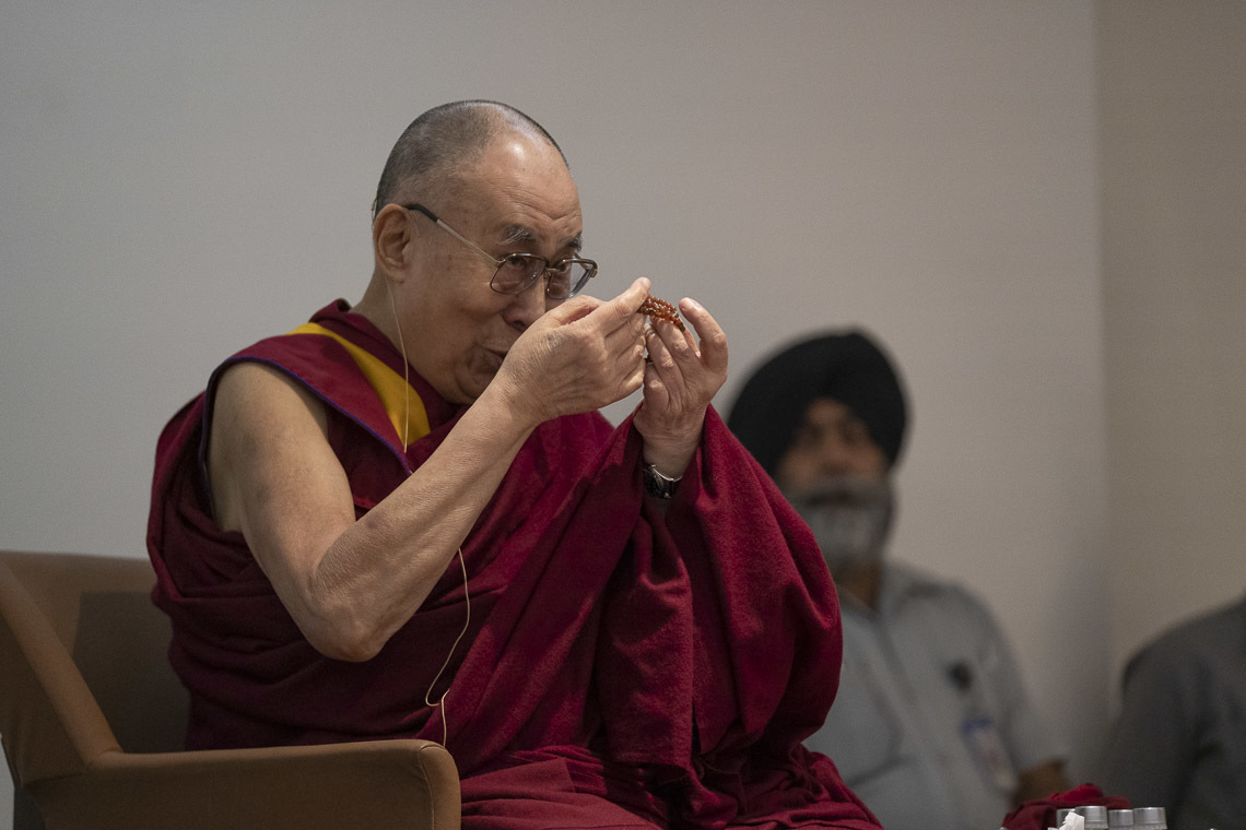 Thánh Đức Đạt Lai Lạt Ma sử dụng chuỗi tràng hạt của mình để giải thích một điểm trong cuộc nói chuyện với Lãnh đạo Thanh niên Toàn cầu tại New Delhi, Ấn Độ vào 7 tháng 4, 2019. Ảnh của Tenzin Choejor