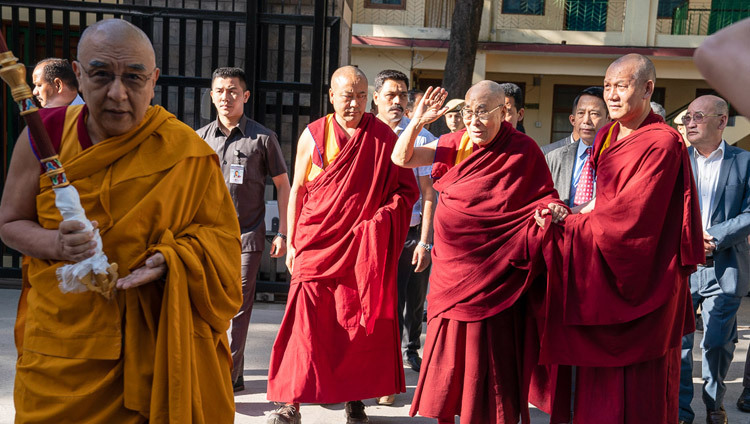 Thánh Đức Đạt Lai Lạt Ma vẫy tay chào những người thiện nguyện đang tập trung để cung đón Ngài trong sân của ngôi Chùa Chính Tây Tạng khi Ngài quang lâm đến Điện Thờ Thời Luân ở Dharamsala, HP, Ấn Độ vào 5 tháng 5, 2019. Ảnh của Tenzin Choejor