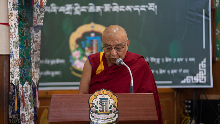 Vị Viện trưởng Tu viện Namgyal - Thomtog Rinpoche - cung đón Thánh Đức Đạt Lai Lạt Ma quang lâm đến Hội nghị đầu tiên về Thời Luân tại Điện Thờ Thời Luân ở Dharamsala, HP, Ấn Độ vào 5 tháng 5, 2019. Ảnh của Tenzin Choejor