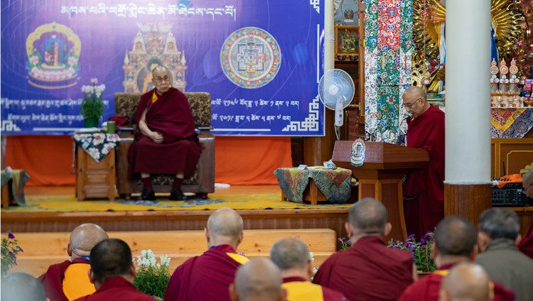 Viện trưởng Tu viện Namgyal - Thomtog Rinpoche - phát biểu khai mạc Hội nghị đầu tiên về Thời Luân tại Điện Thờ Thời luân ở Dharamsala, HP, Ấn Độ vào 5 tháng 5, 2019. Ảnh của Tenzin Choejor