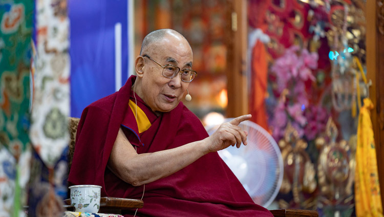 Thánh Đức Đạt Lai Lạt Ma phát biểu tại phiên khai mạc của Hội nghị đầu tiên về Thời luân tại Điện Thờ Thời Luân ở Dharamsala, HP, Ấn Độ vào 5 tháng 5, 2019. Ảnh của Tenzin Choejor