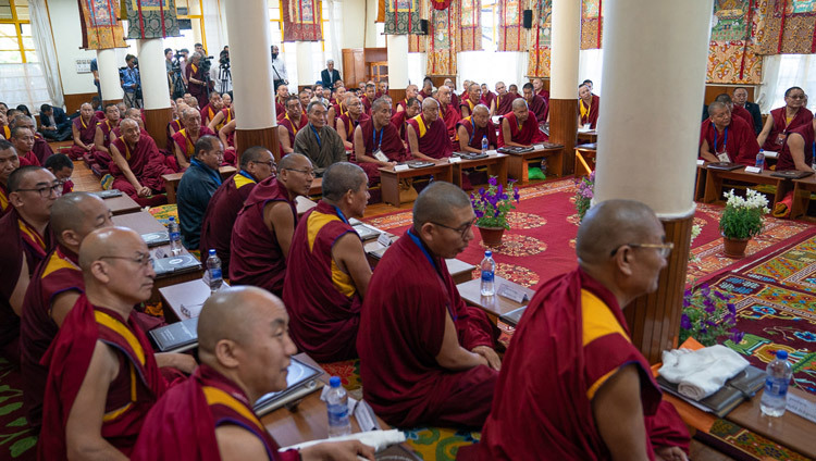 Các đại biểu tham dự Hội nghị đầu tiên về Thời Luân đang lắng nghe Thánh Đức Đạt Lai Lạt Ma tại Điện Thờ Thời Luân ở Dharamsala, HP, Ấn Độ vào 5 tháng 5, 2019. Ảnh của Tenzin Choejor