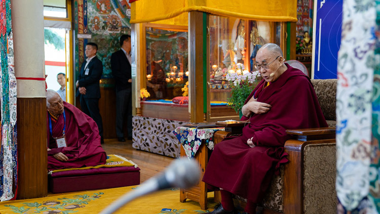 Samdhong Rinpoche nhìn Thánh Đức Đạt Lai Lạt Ma khi Ngài phát biểu khai mạc tại Hội nghị đầu tiên về Thời Luân tại Điện Thờ Thời Luân ở Dharamsala, HP, Ấn Độ vào 5 tháng 5, 2019. Ảnh của Tenzin Choejor