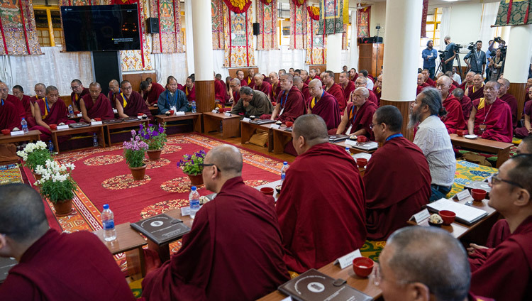 Các đại biểu tham dự Hội nghị đầu tiên về Thời luân đang lắng nghe Thánh Đức Đạt Lai Lạt Ma tại Điện Thờ Thời Luân ở Dharamsala, HP, Ấn Độ vào 5 tháng 5, 2019. Ảnh của Tenzin Choejor