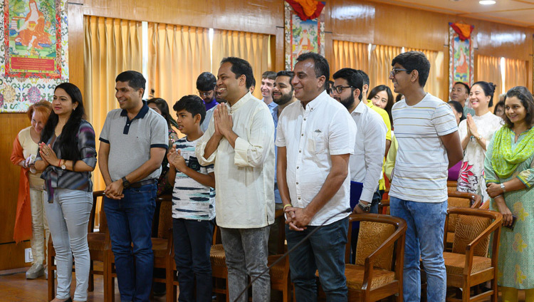 Các thành viên của khán giả đến từ Ấn Độ, Việt Nam và Nga đang đứng lên khi Thánh Đức Đạt Lai Lạt Ma quang lâm đến dự cuộc gặp gỡ của họ tại dinh thự của Ngài ở Dharamsala, HP, Ấn Độ vào 6 tháng 5, 2019. Ảnh của Tenzin Choejor