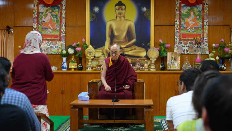 Thánh Đức Đạt Lai Lạt Ma đang lắng nghe khi một thành viên của khán giả hỏi Ngài một câu hỏi trong quá trình tương tác với các nhà lãnh đạo doanh nghiệp và chuyên gia đến từ Nga, Ấn Độ và Việt Nam tại Dinh thự của Ngài ở Dharamsala, HP, Ấn Độ vào 6 tháng 5, 2019. Ảnh của Tenzin Choejor