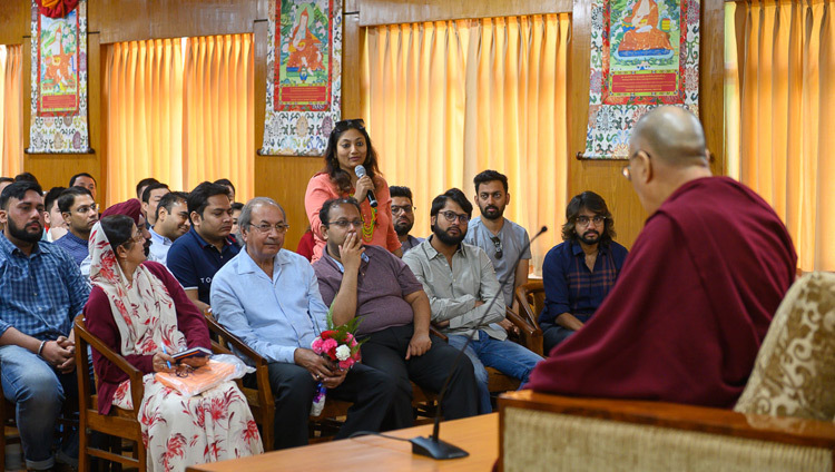 Một thành viên của khán giả hỏi Thánh Đức Đạt Lai Lạt Ma một câu hỏi trong quá trình tương tác với các nhà lãnh đạo doanh nghiệp và các chuyên gia đến từ Nga, Ấn Độ và Việt Nam tại dinh thự của Ngài ở Dharamsala, HP, Ấn Độ vào 6 tháng 5, 2019. Ảnh của Tenzin Choejor