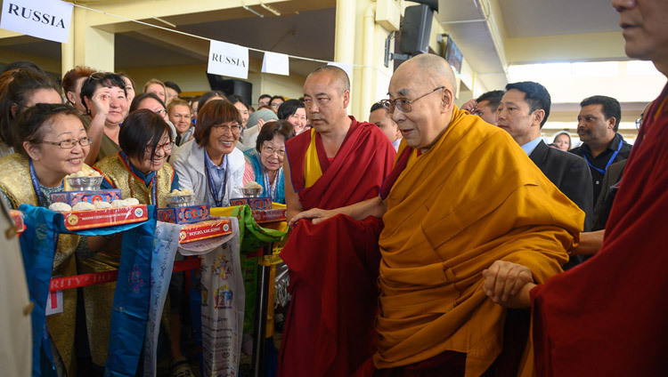 Thánh Đức Đạt Lai Lạt Ma quang lâm đến Chùa chính Tây Tạng trong ngày đầu tiên của Pháp Hội do Phật tử Nga thỉnh cầu tại Dharamsala, HP, Ấn Độ vào 10 tháng 5, 2019. Ảnh của Tenzin Choejor