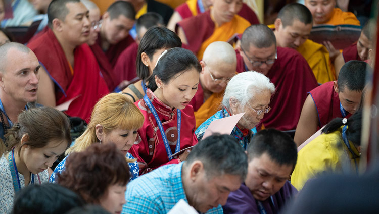 Một số trong số 1100 Phật tử đến từ Nga sau buổi cầu nguyện khai mạc vào ngày Pháp hội đầu tiên của Thánh Đức Đạt Lai Lạt Ma tại chùa Tây Tạng chính ở Dharamsala, HP, Ấn Độ vào 10 tháng 5, 2019. Ảnh của Tenzin Choejor