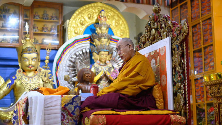 Thánh Đức Đạt Lai Lạt Ma phát biểu trước khán giả vào ngày Pháp hội đầu tiên tại chùa chính Tây Tạng ở Dharamsala, HP, Ấn Độ vào 10 tháng 5, 2019. Ảnh của Tenzin Choejor
