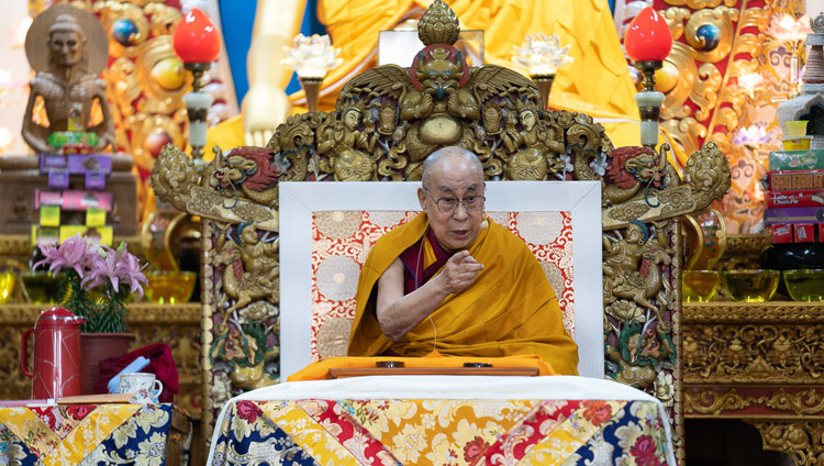 Thánh Đức Đạt Lai Lạt Ma nói chuyện trong ngày Pháp Hội đầu tiên tại Chùa chính của Tây Tạng ở Dharamsala, HP, Ấn Độ vào 10 tháng 5, 2019. Ảnh của Tenzin Choejor
