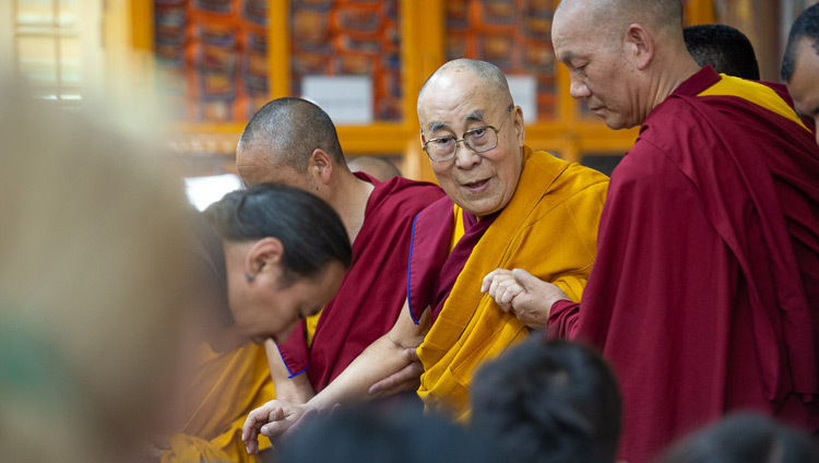 Thánh Đức Đạt Lai Lạt Ma quang lâm đến Chùa chính Tây Tạng vào ngày Pháp Hội thứ hai tại Dharamsala, HP, Ấn Độ vào 11 tháng 5, 2019. Ảnh của Lobsang Tsering