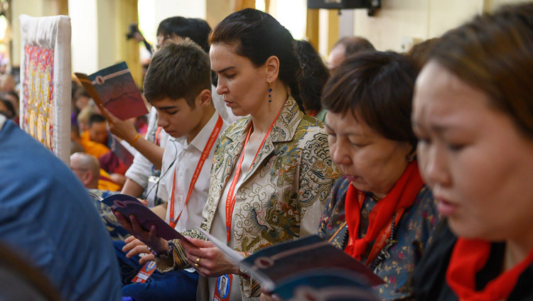 Các thành viên của khán giả đọc kinh cầu nguyện vào đầu ngày thứ hai Pháp Hội của Thánh Đức Đạt Lai Lạt Ma thể theo sự thỉnh cầu của Phật tử Nga tại Chùa chính Tây Tạng ở Dharamsala, HP, Ấn Độ vào 11 tháng 5, 2019. Ảnh của Tenzin Choejor