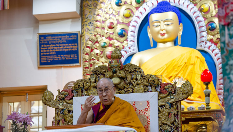 Thánh Đức Đạt Lai Lạt Ma nói chuyện với Hội chúng vào ngày thứ hai của Pháp Hội tại Chùa chính Tây Tạng ở Dharamsala, HP, Ấn Độ vào 11 tháng 5, 2019. Ảnh của Lobsang Tsering