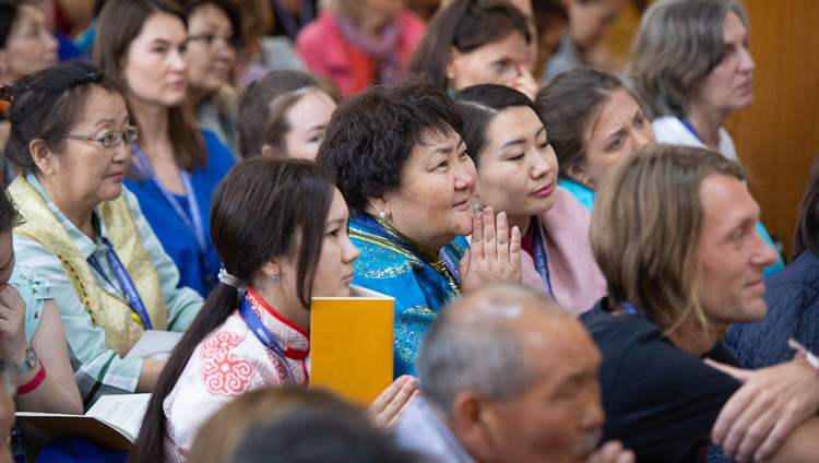 Các thành viên của khán giả đang lắng nghe Thánh Đức Đạt Lai Lạt Ma trong ngày thứ hai của Pháp Hội của Ngài do các Phật tử Nga thỉnh cầu tại Chùa Tây Tạng Chính ở Dharamsala, HP, Ấn Độ vào 11 tháng 5, 2019. Ảnh của Lobsang Tsering