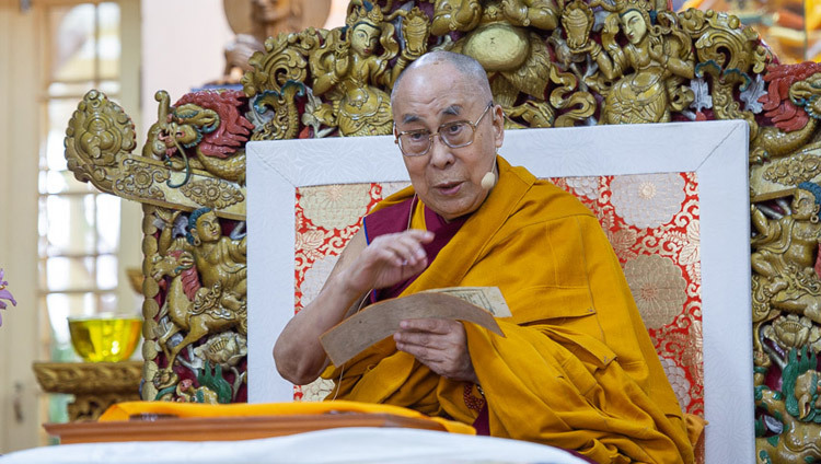 Thánh Đức Đạt Lai Lạt Ma giải thích về “Ba Cốt Tuỷ của Đạo Lộ” của Ngài Tsongkhapa vào ngày thứ hai của Pháp Hội tại chùa Tây Tạng Chính ở Dharamsala, HP, Ấn Độ vào 11 tháng 5, 2019. Ảnh của Lobsang Tsering