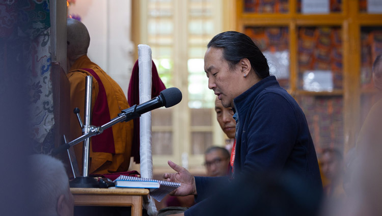 Thông dịch viên tiếng Nga phiên dịch lời giải thích của Thánh Đức Đạt Lai Lạt Ma trong ngày thứ hai của Pháp Hội do Phật tử Nga thỉnh cầu tại Chùa chính Tây Tạng ở Dharamsala, HP, Ấn Độ vào 11 tháng 5, 2019. Ảnh của Lobsang Tsering