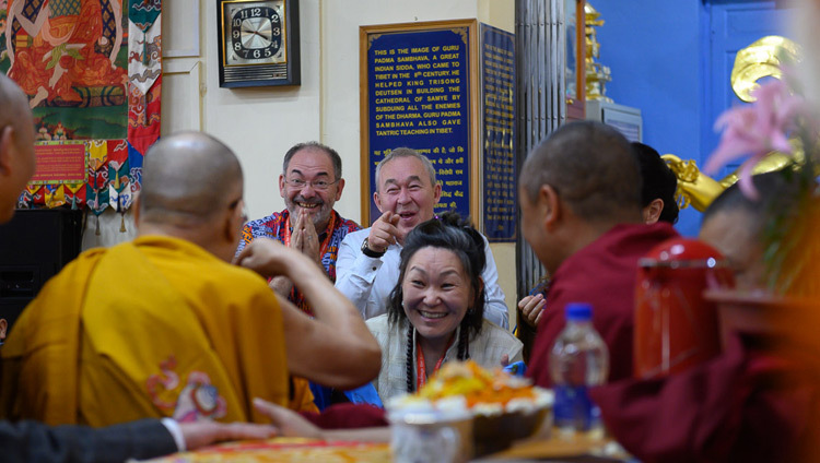 Thánh Đức Đạt Lai Lạt Ma chào đón các thành viên của khán giả khi Ngài quang lâm đến chùa Tây Tạng vào ngày cuối cùng của Pháp Hội do các Phật tử Nga thỉnh cầu tại Dharamsala, HP, Ấn Độ vào 12 tháng 5, 2019. Ảnh của Tenzin Choejor