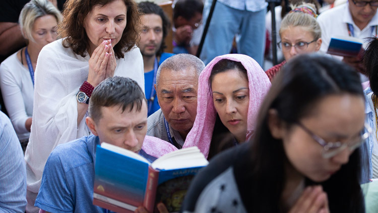 Các thành viên của khán giả nhìn vào bản Kinh văn vào ngày cuối cùng của Pháp hội Thánh Đức Đạt Lai Lạt Ma do Phật tử Nga thỉnh cầu tại chùa Tây Tạng Chính ở Dharamsala, HP, Ấn Độ vào 12 tháng 5, 2019. Ảnh của Lobsang Tsering