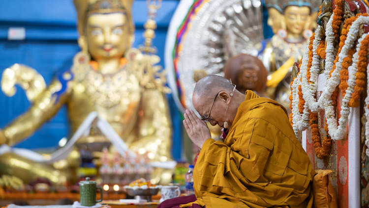 Thánh Đức Đạt Lai Lạt Ma tiến hành nghi lễ phát Bồ Đề Tâm vào ngày cuối cùng của Pháp Hội tại Chùa Tây Tạng Chính ở Dharamsala, HP, Ấn Độ vào 12 tháng 5, 2019. Ảnh của Lobsang Tsering