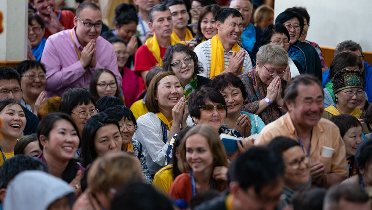 Các thành viên của khán giả lắng nghe Thánh Đức Đạt Lai Lạt Ma khi Ngài kết thúc ngày cuối cùng của Pháp Hội do các Phật tử Nga thỉnh cầu tại Chùa chính Tây Tạng ở Dharamsala, HP, Ấn Độ vào 12 tháng 5, 2019. Ảnh của lobsang Tsering