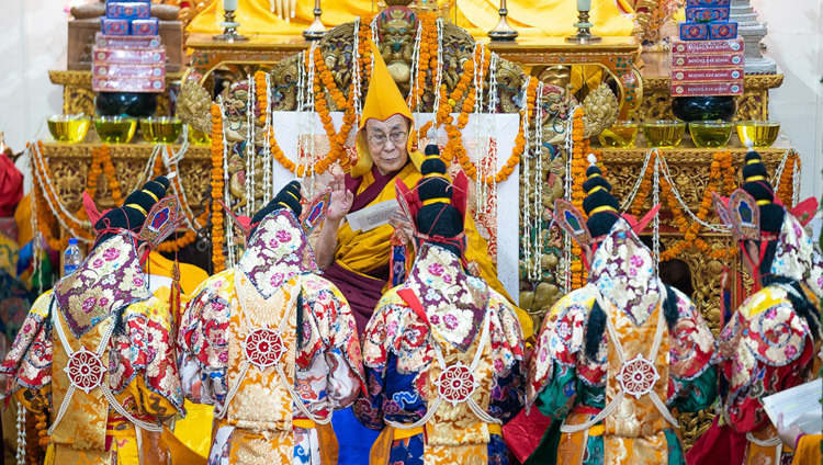 Chư Tăng Tu Viện Namgyal thực hiện các nghi lễ Dakini như là một phần của lễ cầu nguyện Trường Thọ dâng lên Thánh Đức Đạt Lai Lạt Ma tại chùa Tây Tạng Chính ở Dharamsala, HP, Ấn Độ vào ngày 17 tháng 5 năm 2019. Ảnh của Tenzin Choejor.