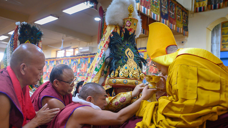 Thần Tiên Tri Nechung dâng các phẩm vật cúng dường lên Thánh Đức Đạt Lai Lạt Ma tại Chùa Chính Tây Tạng ở Dharamsala, HP, Ấn Độ vào 17 tháng 5, 2019. Ảnh của Tenzin Choejor