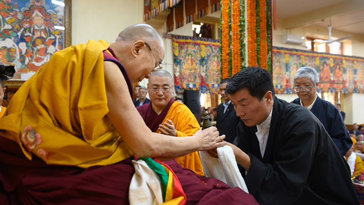 Chủ tịch Chính quyền Trung ương Tây Tạng - Tiến sĩ Lobsang Sangay dâng chiếc khăn Khata trắng lên Thánh Đức Đạt Lai Lạt Ma trong Lễ cúng dường Trường Thọ tại Chùa Chính Tây Tạng ở Dharamsala, HP, Ấn Độ vào 17 tháng 5, 2019. Ảnh của Tenzin Choejor