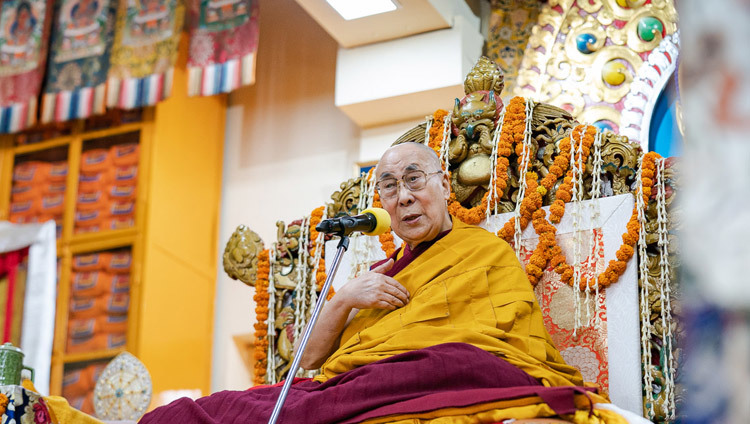  Thánh Đức Đạt Lai Lạt Ma nói chuyện với Hội chúng trong Lễ cúng dường Trường Thọ tại Chùa Chính Tây Tạng ở Dharamsala, HP, Ấn Độ vào 17 tháng 5, 2019. Ảnh của Tenzin Choejor