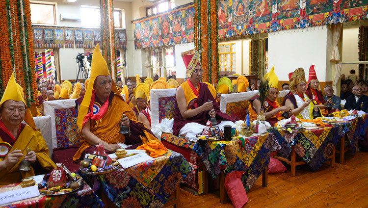 Đại diện của các truyền thống tôn giáo Tây Tạng ngồi ở phía trước Chùa chính Tây Tạng trong Lễ cúng dường Trường Thọ cho Thánh Đức Đạt Lai Lạt Ma ở Dharamsala, HP, Ấn Độ vào 17 tháng 5, 2019. Ảnh của Tenzin Choejor