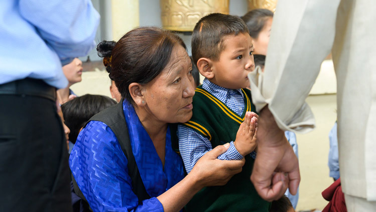 Các thành viên trẻ và già của cộng đồng Tây Tạng đang nhìn Thánh Đức Đạt Lai Lạt Ma quang lâm đến Chùa chính Tây Tạng để giảng dạy cho Thanh thiếu niên Tây Tạng ở Dharamsala, HP, Ấn Độ vào 3 tháng 6, 2019. Ảnh của Tenzin Choejor