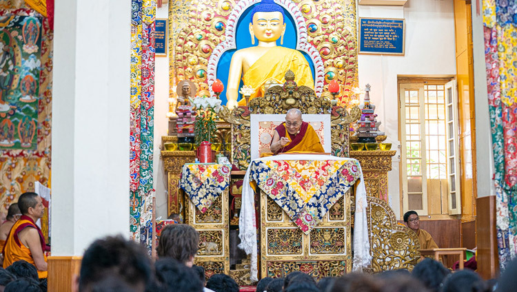 Thánh Đức Đạt Lai Lạt Ma nói chuyện với các sinh viên Tây Tạng đang ngồi trong Chùa chính của Tây Tạng trong buổi thuyết giảng cho thanh thiếu niên Tây Tạng ở Dharamsala, HP, Ấn Độ vào 3 tháng 6, 2019. Ảnh của Tenzin Choejor