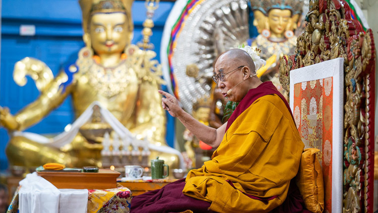 Thánh Đức Đạt Lai Lạt Ma trong buổi thuyết giảng cho thanh thiếu niên Tây Tạng tại Chùa chính Tây Tạng ở Dharamsala, HP, Ấn Độ vào 3 tháng 6, 2019. Ảnh của Tenzin Choejor