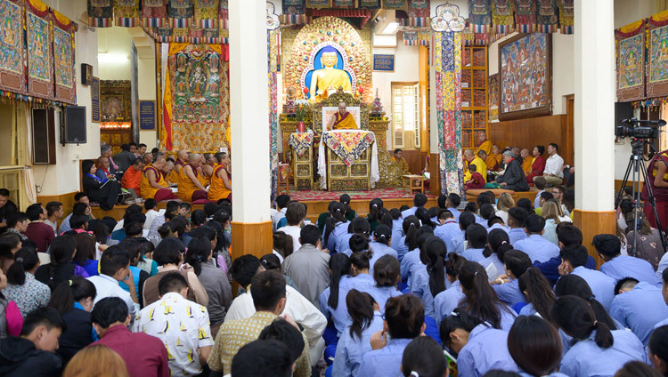 Quang cảnh Chùa chính của Tây Tạng chật kín với 1200 học sinh Tây Tạng tham dự Pháp Hội của Thánh Đức Đạt Lai Lạt Ma dành cho thanh thiếu niên Tây Tạng ở Dharamsala, HP, Ấn Độ vào 3 tháng 6, 2019. Ảnh của Tenzin Choejor