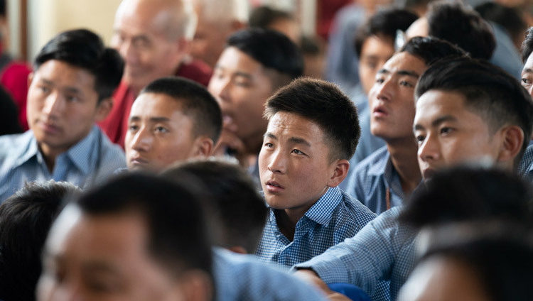 Các sinh viên Tây Tạng lắng nghe lời dạy của Thánh Đức Đạt Lai Lạt Ma dành cho thanh thiếu niên Tây Tạng tại Chùa chính Tây Tạng ở Dharamsala, HP, Ấn Độ vào 3 tháng 6, 2019. Ảnh của Tenzin Choejor