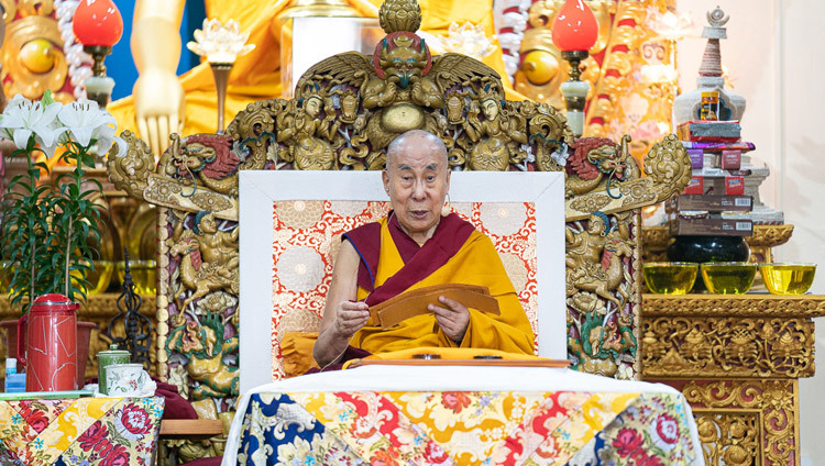 Thánh Đức Đạt Lai Lạt Ma bình luận về "Ba mươi bảy Pháp hành của Bồ tát" trong lúc thuyết giảng cho thanh thiếu niên Tây Tạng tại chùa Tây Tạng chính ở Dharamsala, HP, Ấn Độ vào 3 tháng 6, 2019. Ảnh của Tenzin Choejor