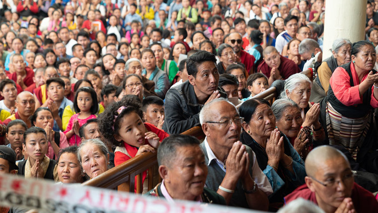 Một số trong số 11.000 người tham dự Quán đảnh Quán Thế Âm đang ngồi trong sân Chùa chính Tây Tạng và đang xem Thánh Đức Đạt Lai Lạt Ma nói chuyện tại Dharamsala, HP, Ấn Độ vào 5 tháng 6, 2019. Ảnh của Tenzin Choejor