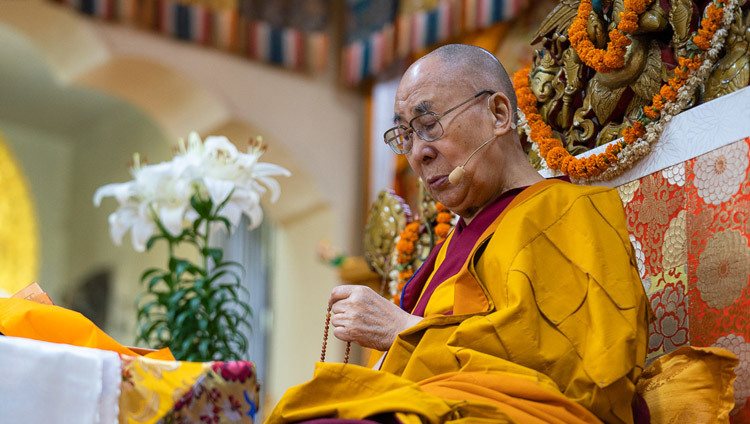 Thánh Đức Đạt Lai Lạt Ma đang thực hiện các nghi lễ chuẩn bị cho việc ban truyền quán đảnh Quán Thế Âm tại chùa Tây Tạng chính ở Dharamsala, HP, Ấn Độ vào 5 tháng 6, 2019. Ảnh của Tenzin Choejor