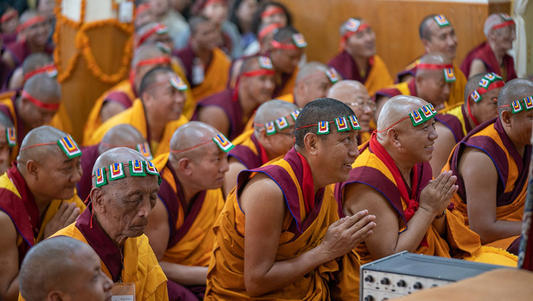 Chư Tăng từ Tu viện Dzongkhar Chödé lắng nghe Thánh Đức Đạt Lai Lạt Ma ban truyền quán đảnh Đức Quán Thế Âm tại Chùa Tây Tạng Chính ở Dharamsala, HP, Ấn Độ vào 5 tháng 6, 2019. Ảnh của Tenzin Choejor