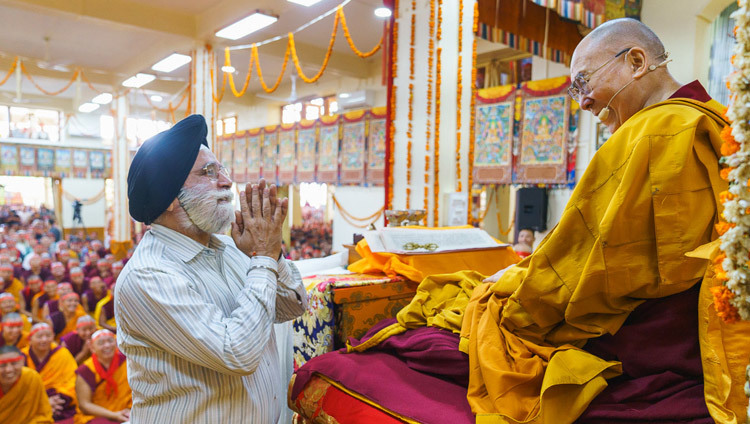 Thánh Đức Đạt Lai Lạt Ma chào đón một người theo đạo Sikh được mời lên khán đài trong Lễ truyền quán đảnh Quán Thế Âm tại Chùa Tây Tạng Chính ở Dharamsala, HP, Ấn Độ vào 5 tháng 6, 2019. Ảnh của Tenzin Choejor