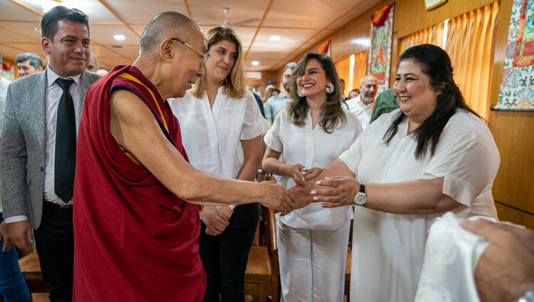 Thánh Đức Đạt Lai Lạt Ma chào đón các thành viên của Câu lạc bộ Nhân vật Iran khi Ngài quang lâm đến với cuộc gặp gỡ của họ tại Dinh thự của Ngài ở Dharamsala, HP, Ấn Độ vào 7 tháng 6, 2019. Ảnh của Tenzin Choejor 