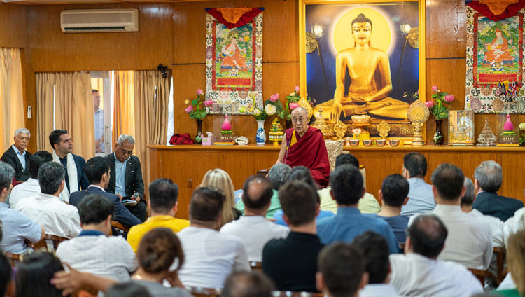 Thánh Đức Đạt Lai Lạt Ma phát biểu trước các thành viên của Câu lạc bộ Nhân vật Iran trong cuộc gặp gỡ tại Dinh thự của Ngài ở Dharamsala, HP, Ấn Độ vào 7 tháng 6, 2019. Ảnh của Tenzin Choejor