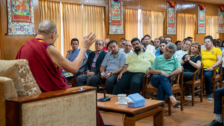 Thánh Đức Đạt Lai Lạt Ma phát biểu trước các thành viên của Câu lạc bộ Nhân vật Iran trong cuộc gặp gỡ tại Dinh thự của Ngài ở Dharamsala, HP, Ấn Độ vào 7 tháng 6, 2019. Ảnh của Tenzin Choejor
