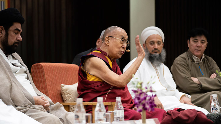 Thánh Đức Đạt Lai Lạt Ma phát biểu tại hội thảo "Tôn vinh tính đa dạng trong thế giới Hồi giáo" tại Trung tâm quốc tế Ấn Độ ở New Delhi, Ấn Độ vào 15 tháng 6, 2019. Ảnh của Tenzin Choejor