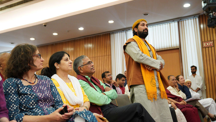 Một thành viên của khán giả lắng nghe Thánh Đức Đạt Lai Lạt Ma trả lời câu hỏi của ông trong hội nghị về "Tôn vinh tính đa dạng trong thế giới Hồi giáo" tại Trung tâm Quốc tế Ấn Độ ở New Delhi, Ấn Độ vào 15 tháng 6, 2019. Ảnh của Tenzin Choejor