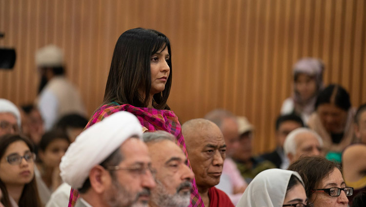 Một thành viên của khán giả đang lắng nghe Thánh Đức Đạt Lai Lạt Ma trả lời câu hỏi của cô trong cuộc hội nghị về "Tôn vinh tính đa dạng trong thế giới Hồi giáo" tại Trung tâm Quốc tế Ấn Độ ở New Delhi, Ấn Độ vào 15 tháng 6, 2019. Ảnh của Tenzin Choejor