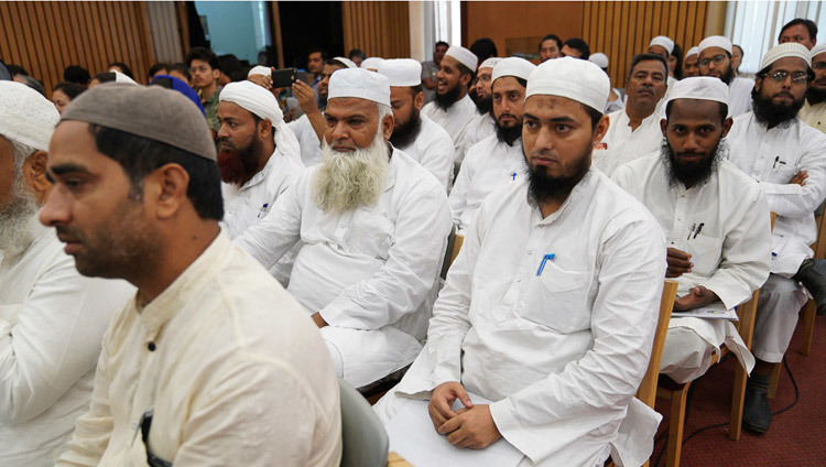 Các thành viên của khán giả đang lắng nghe lời phát biểu của Thánh Đức Đạt Lai Lạt Ma tại hội thảo "Tôn vinh tính đa dạng trong thế giới Hồi giáo" tại Trung tâm quốc tế Ấn Độ ở New Delhi, Ấn Độ vào 15 tháng 6, 2019. Ảnh của Tenzin Choejor