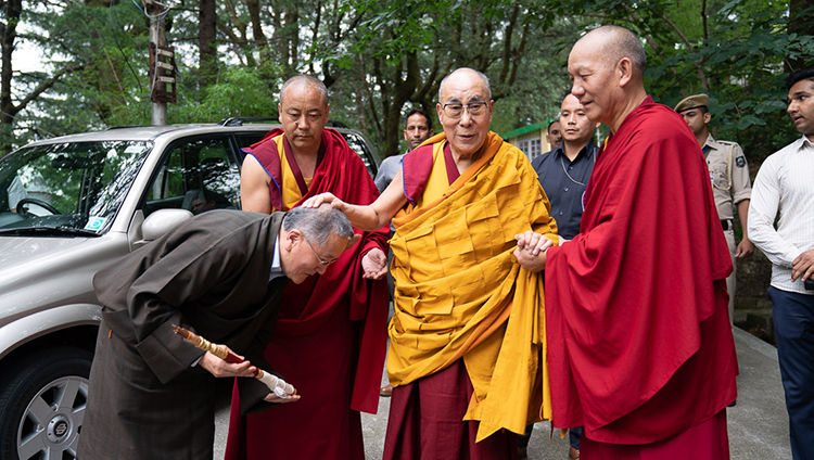Thánh Đức Đạt Lai Lạt Ma trìu mến chào cựu Kalon Tripa, Tenzin Namgyal Tethong, khi Ngài quang lâm từ Dinh thự đến Chùa Tây Tạng Chính ở Dharamsala, HP, Ấn Độ vào ngày 5 tháng 7, 2019. Ảnh của Tenzin Choejor